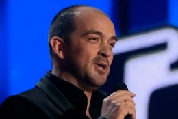 Pe scenă a interpretat piesa lui R. Falvo și E. Fusco, „Dicitencello Vuje”