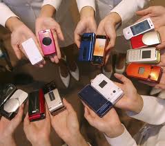 Dacă în anul 2005 doar 31 la sută din gospodării aveau telefon mobil, apoi în 2010 numărul acestora s-a dublat. Foto: ovidiux.com
