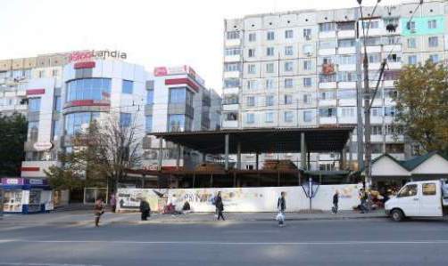 La rîndul lor, funcționarii de la Primărie susțin că pentru demolarea construcţiei este nevoie de un proiect special.