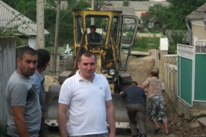 На прошлой неделе ремонтные бригады уложили новое дорожное покрытие по местному переулку Чкалова.