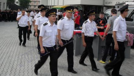 Accesul în arena sportivă a persoanelor ce au asupra lor arme de foc, arme albe, obiecte metalice sau ascuțite, va fi interzis