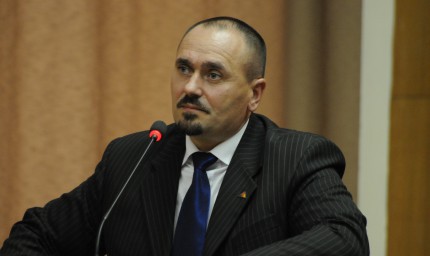 Totuși, chiar și după două săptămîni de tăcere, acesta cere „răbdare