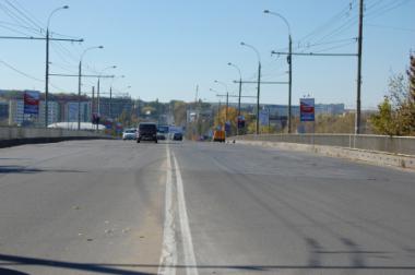 Lucrările de reparaţie curentă a podului fac parte din cadrul Programului municipal de reabilitare a drumurilor