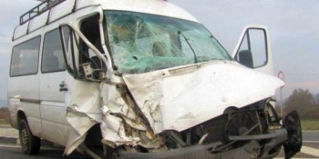 Un al șaptelea pasager și șoferul microbuzului nu au fost răniți.
