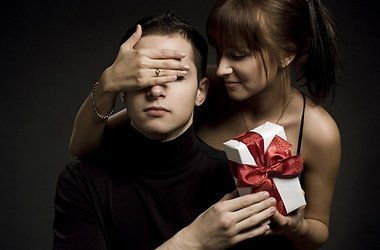 Диски, рубашки, гаджеты и чего еще хуже - парфюм - все это уже подарено сто раз. Что же особенного подарить ему? 