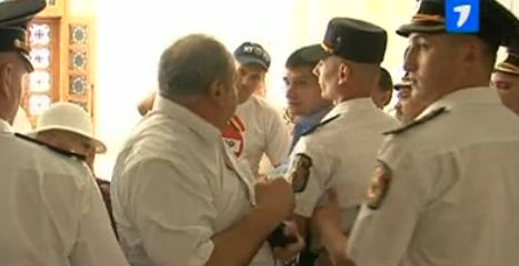 Protestatarii au încercat să intre în primărie, dar au fost opriţi de poliţişti.