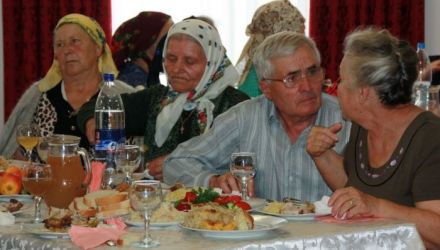 În mulţimea ce intră în local e şi Tecla Silvestru, în vârstă de 83 de ani, însoţită de una din fiicele sale