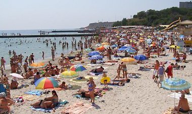 Eжедневно с острыми кишечными заболеваниями в  инфекционную больницу попадают от 30 до 35 пляжников, в том числе и дети.