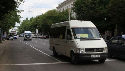 . Asta în timp ce autorităţile amână deja a doua lună să discute majorarea tarifului pentru o călătorie. 