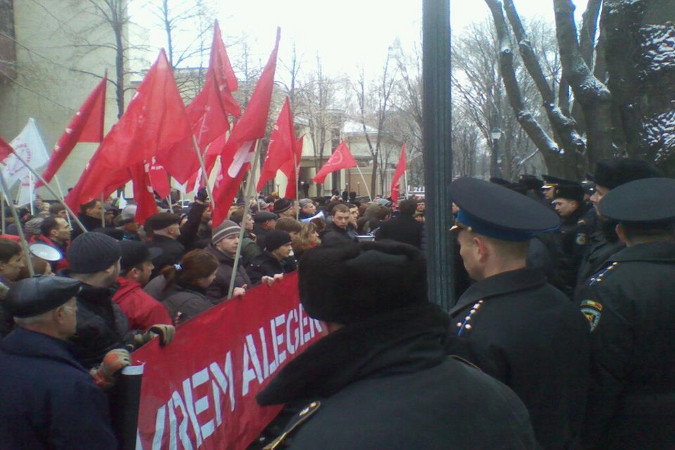 Poliţia investighează incidentul din dimineaţa zilei de astăzi cândmembrii PCRM s-au îmbrâncit cu oamenii legii.
