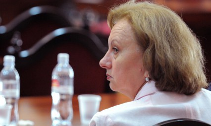 Şi în Parlamentul R. Moldova există o blondă, care, cel puţin la una din şedinţe, a venit echipată pe măsură, cu haina şi pixul de culoare roz