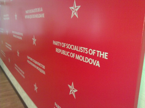 Socialiştii în repetate rînduri s-au exprimat împotriva unei asemenea legi, „care vine în dezacord cu moralitatea creştină şi cu tradiţiile familiale ale moldovenilor”.