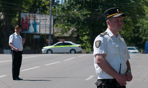 Poliţia recomandă conducătorilor auto să se abţină de la parcarea unităţilor de transport pe traseul de parcurgere a delegaţiei.