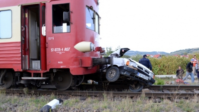 Două persoane şi-au pierdut viaţa după ce maşina în care se aflau a fost lovită de tren.