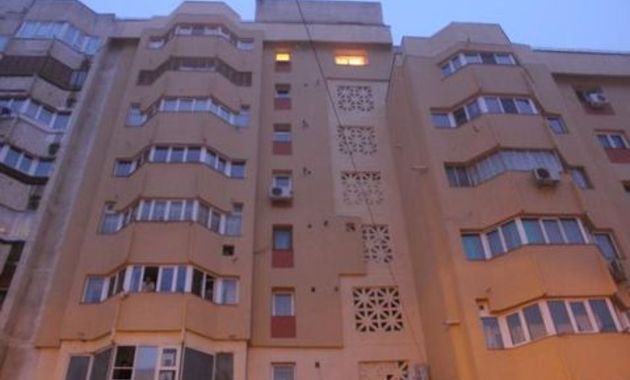 După ce a fost convins să renunţe la suicid, poliţiştii l-au reţinut pe bărbat iar cel mai probabil acesta va fi dus la un psihiatru.