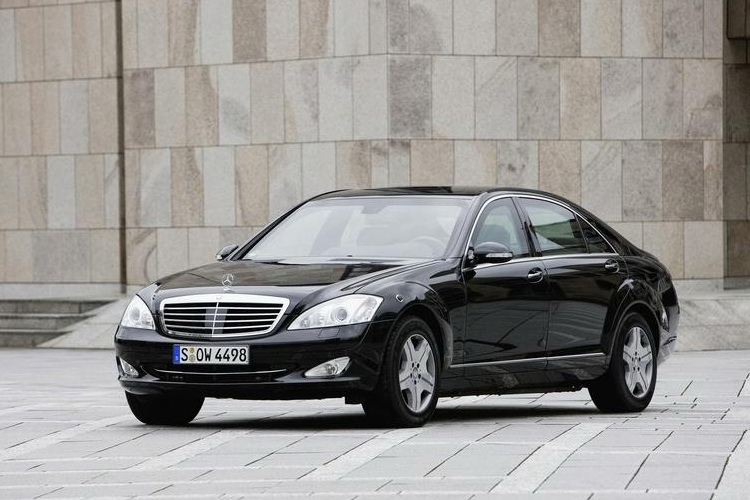 Служба государственной охраны решила закупить не автомобили Mercedes S550, а Mercedes S600 с более обширной и дорогой комплектацией.
