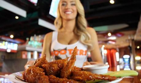 Un american a devorat 188 de aripioare în sos picant în doar 12 minute. Foto: restaurantnews.com