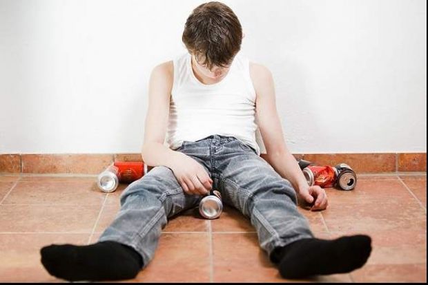 Elev leşinat la o şcoală din Iași după ce a consumat prea multă pălincă. 