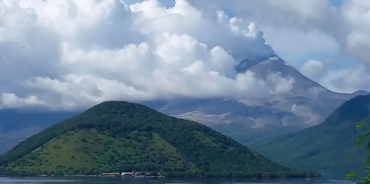 Mii de persoane, evacuate în Indonezia din cauza unei erupții vulcanice.