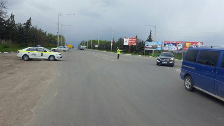 Poliția dirijează traficul rutier pe traseele naționale. 