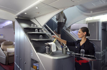 O femeie, dată afară din avion: A ţipat şi amenințat o stewardesă. Foto simbol: Ebookers