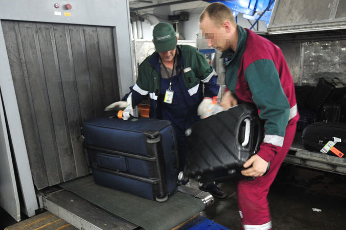Носильщики в аэропорту шереметьево. Сотрудники авиакомпании. Носильщики в аэропорту шереметьево. Носильщик в аэропорту. Носильщик багажа в аэропорт.