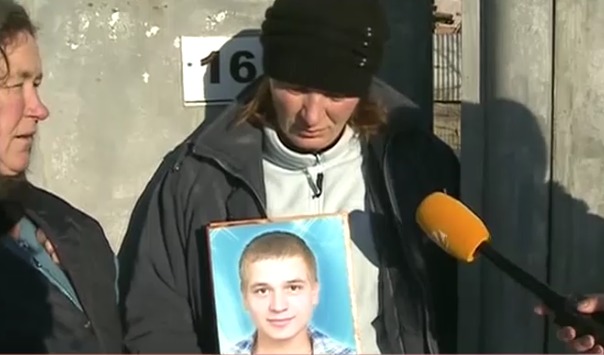 Rudele tânărului spun că acesta s-ar fi sinucis după o ceartă cu iubita.