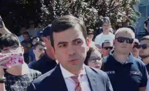 К протестующим автомобилистам вышел министр экономики.
