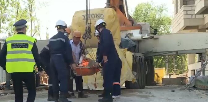 В результате падения пострадавший получил травмы и был доставлен в Институт скорой помощи.