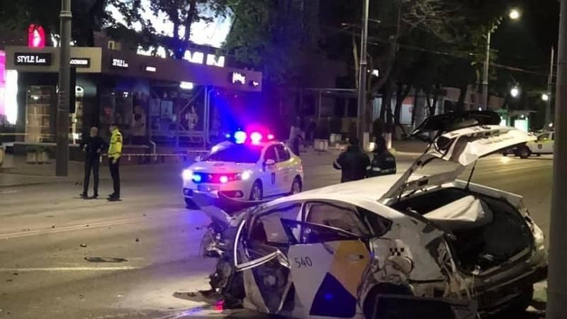 В страшном ДТП погибли таксист и его пассажир. 