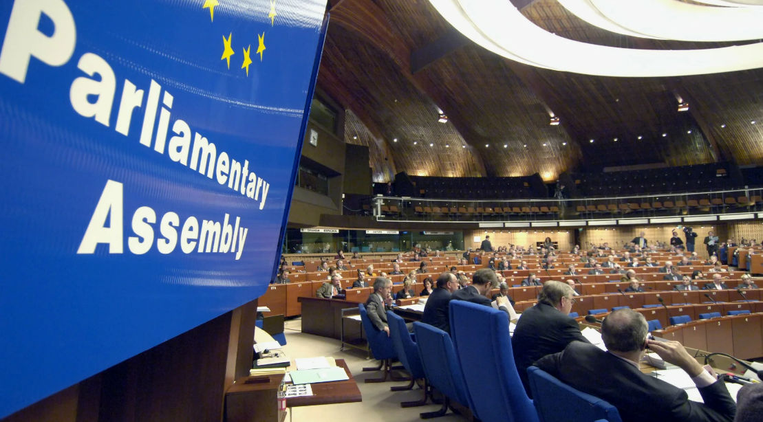 APCE solicită neutralizarea propagandei dăunătoare, dar susține libertatea de exprimare a opiniilor.