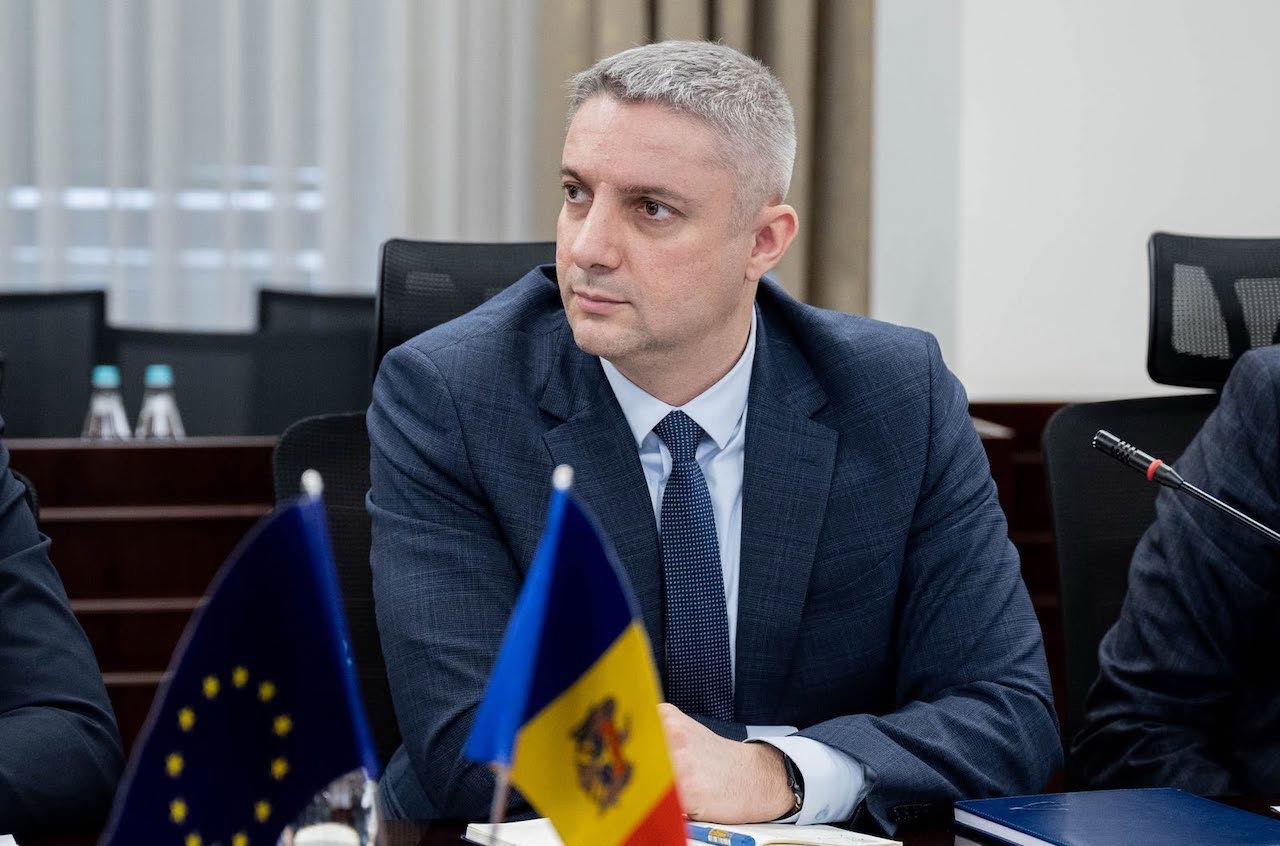 Думитру Вангели вышел на связь и попросил о встрече с Дину Плынгэу.