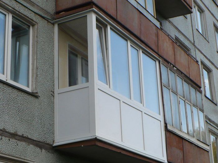 В Сороках женщина упала с пятого этажа, перелезая на соседний балкон.