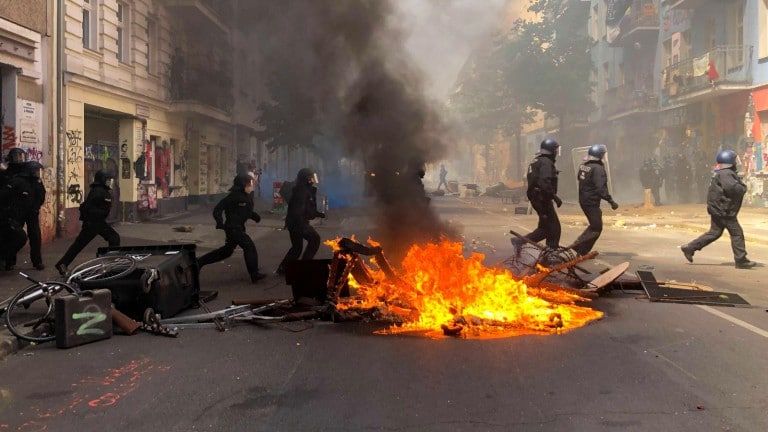 В Берлине десятки полицейских пострадали в столкновениях со сквоттерами.