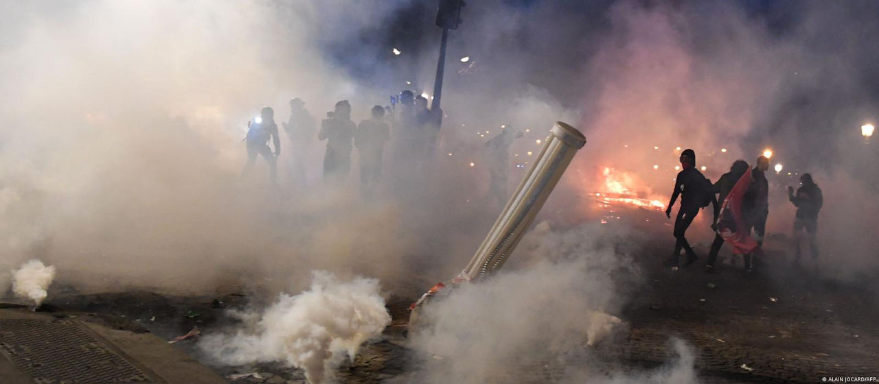 На акции протеста в Париже задержаны более 200 человек.