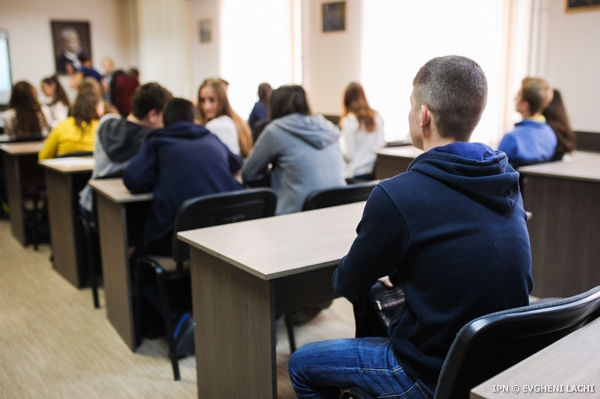 Săptămâna curentă de studii va fi mai scurtă cu o zi. De vineri, pentru elevi începe vacanţa de iarnă.