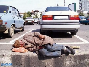 Medicii de la Urgență au ridicat ieri din stradă trei boschetari care s-au intoxicat cu alcool.