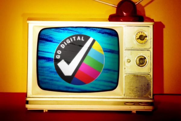Dispozitive speciale de recepție a semnalului digital pentru televizoarele de tip vechi.Foto simbol: mybroadband.co.za