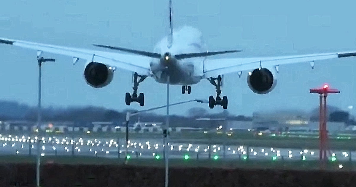 Un pilot Airbus a aterizat pe aeroport în timpul unui uragan.