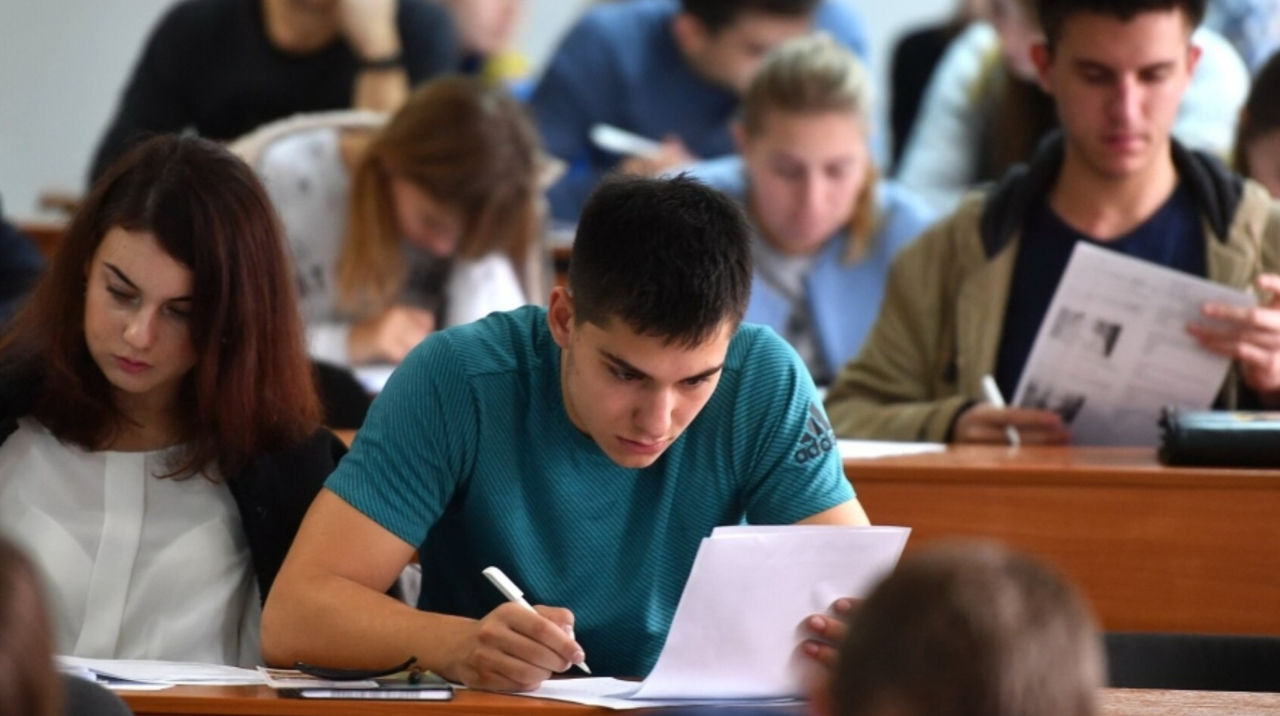 Bursele studenților din Moldova vor crește cu 40% începând cu 1 septembrie.