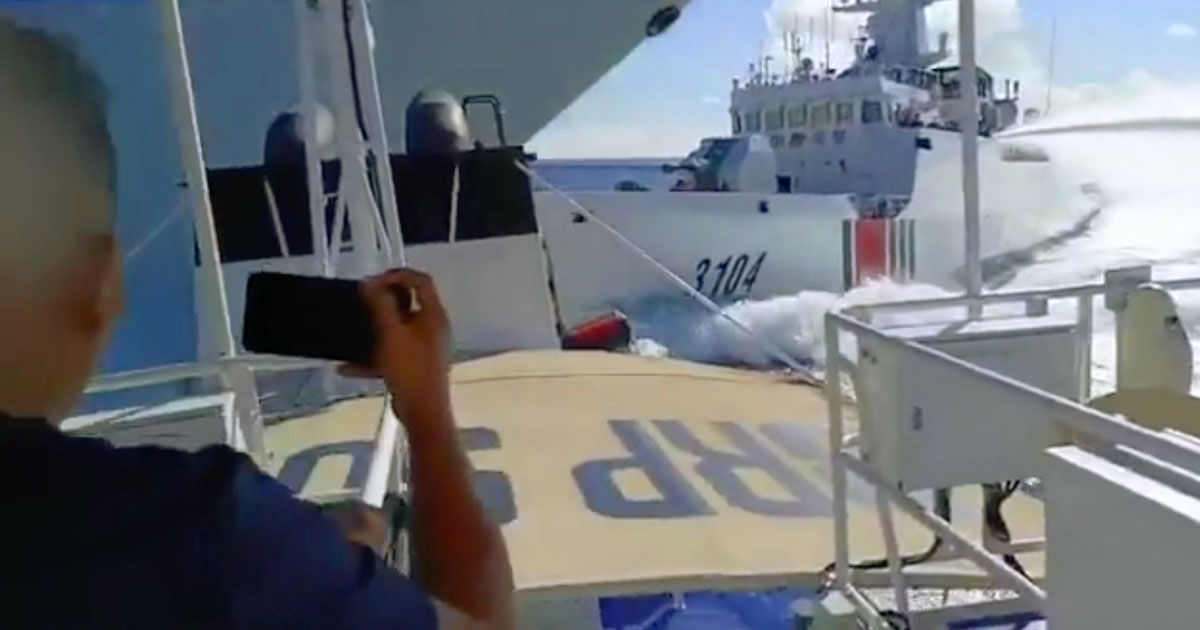 Două nave militare chineze s-au lovit în timp ce urmăreau o barcă filipineză.