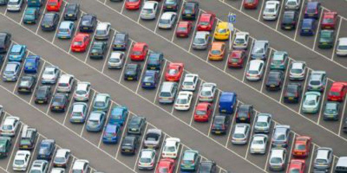 Şoferii auto au renunţat să achiziţioneze în ultimii ani autovehicule de culoare roşie sau cu alte nuanţe îndrăzneţe în favoarea unei palete colorisitice mult mai simple, în care predomină albul şi negrul.