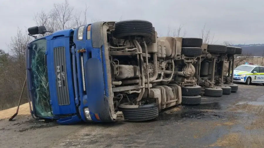 Un camion încărcat cu 27 de tone de grâu s-a răsturnat la Ungheni. Șoferul, transportat la spital.