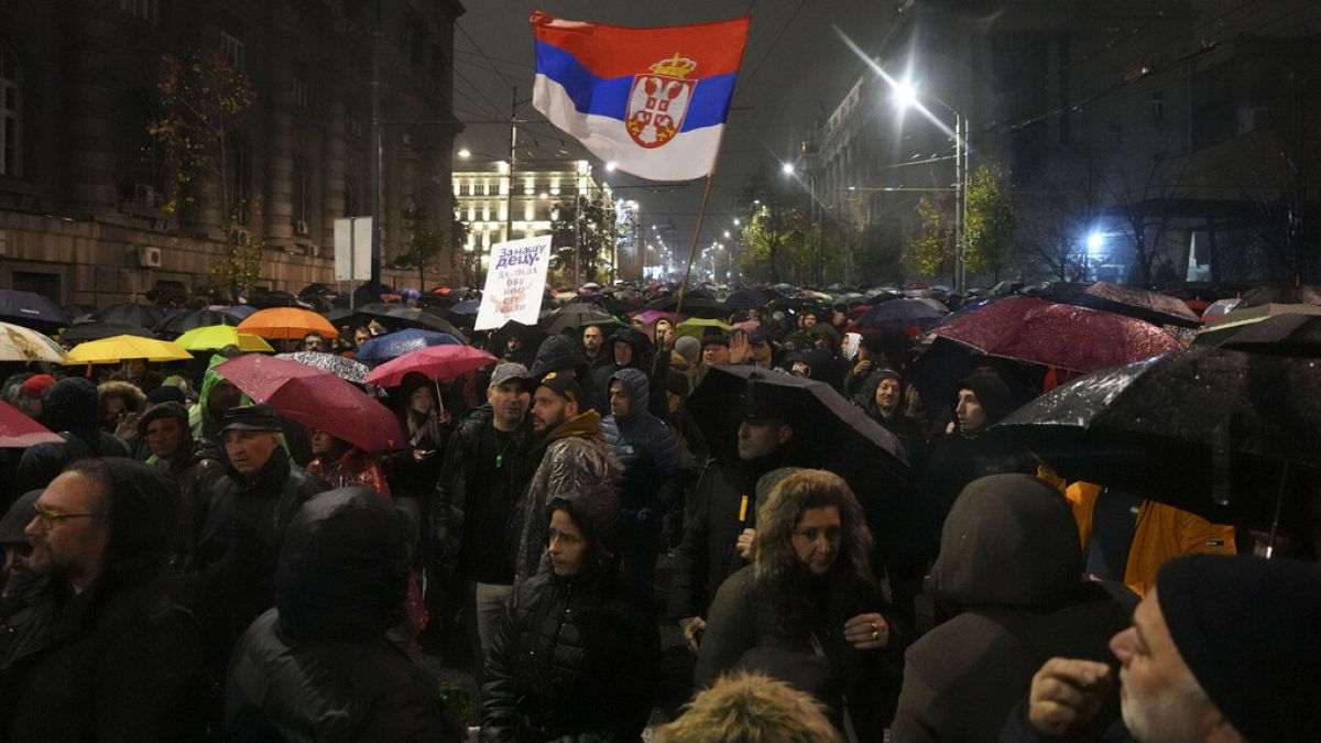 11 persoane, arestate în Serbia pentru prăbușirea mortală a acoperișului unei gări feroviare.