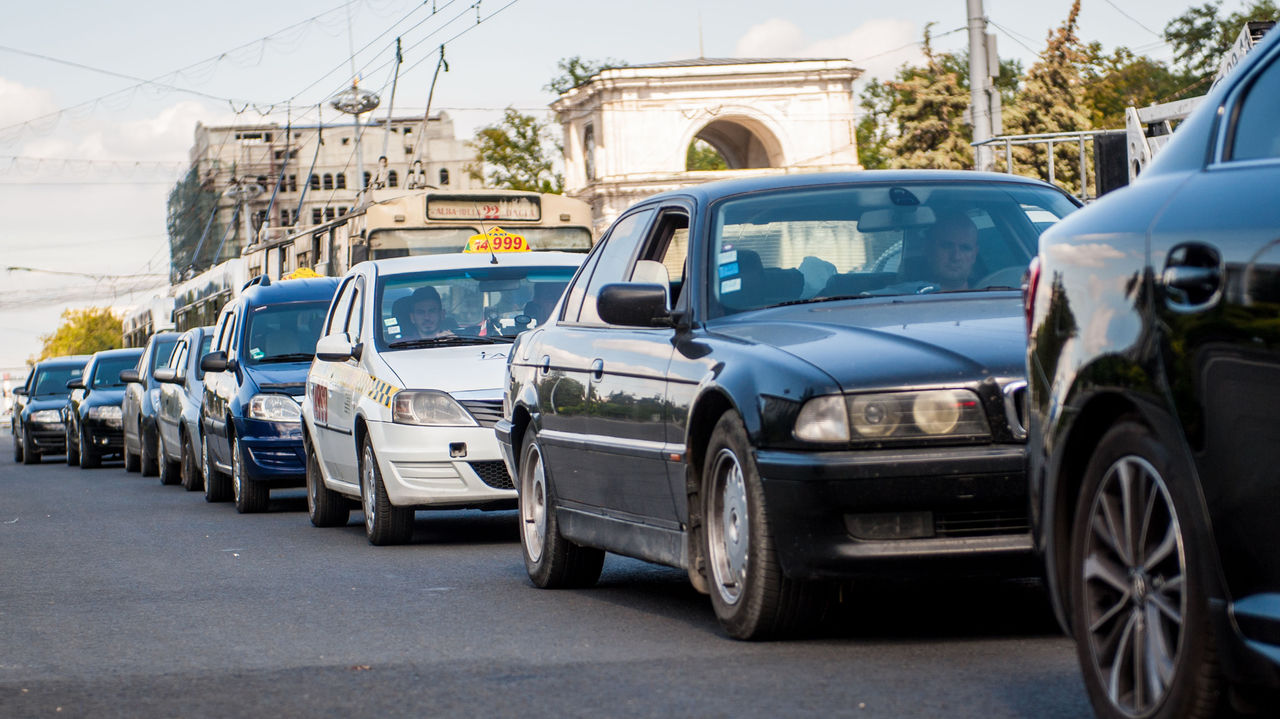 InfoTrafic 10:30: Flux majorat de transport. Străzi de evitat