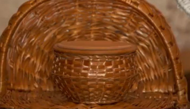 Trăsură trasă de cai din nuiele: Femeia care face opere de artă