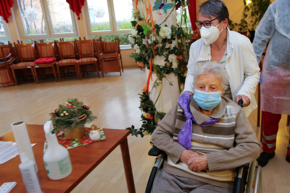 В Германии первую прививку от коронавируса получила 101-летняя женщина.