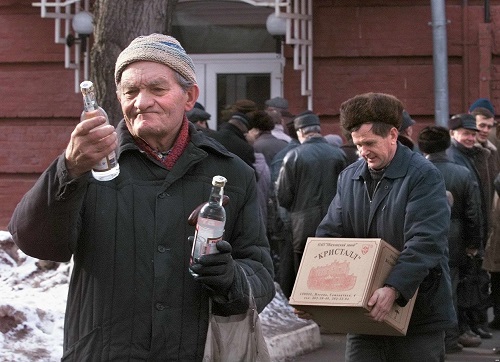 Высокий уровень смертности в стране обусловлен тягой к вредным привычкам - спиртному и курению.