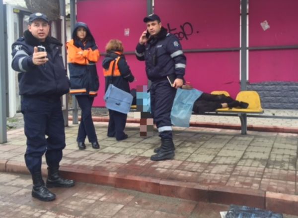 Cadavrul unui barbat a fost gasit intr-o statie de autobuz din capitala.