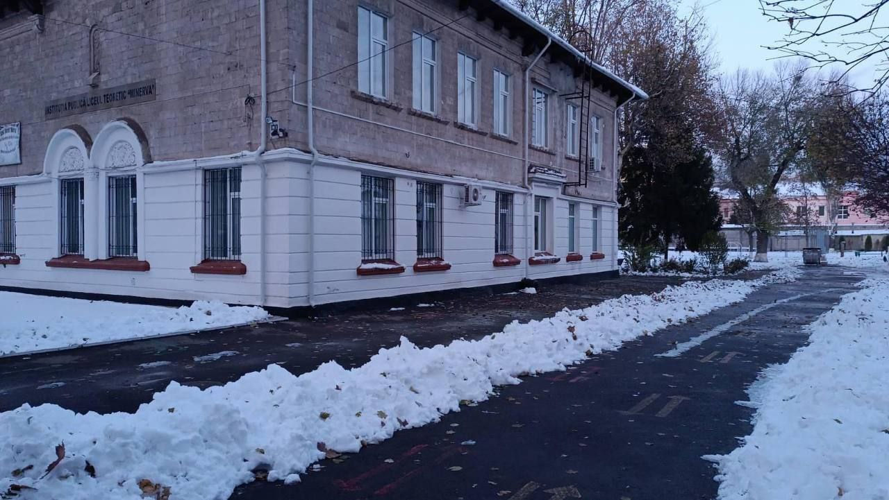 В Кишиневе дети вернулись к учебе: снег убирали и службы города, и педагоги.
